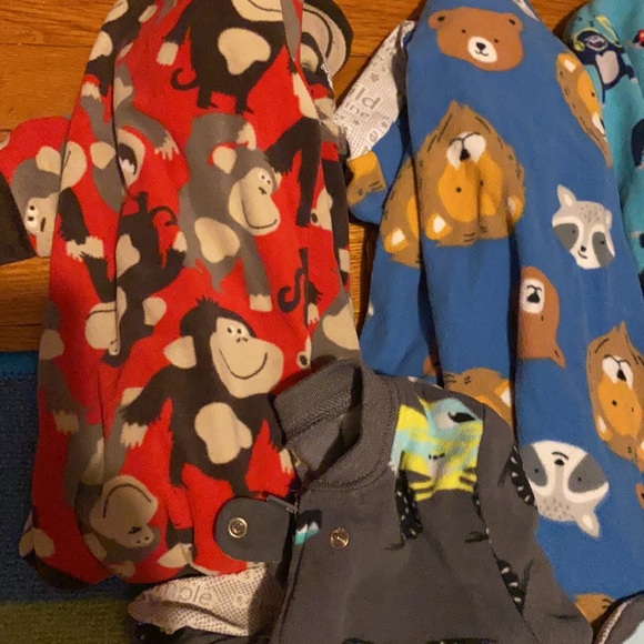 7 pairs of fleece footed pjs - Picture 4 of 6